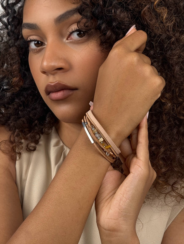 Pulsera Multi-Capa Estilo Bohemio en Tonos Nude con Dijes y Cuentas