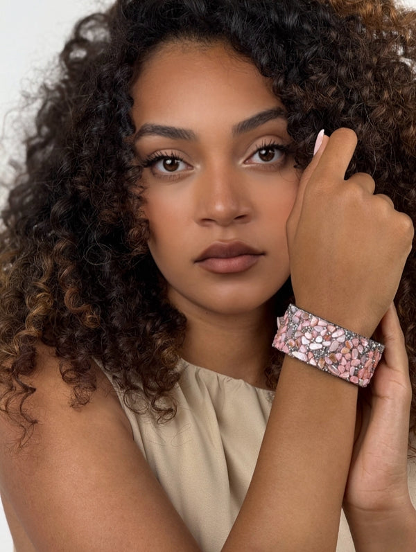 Pulsera Ancha Impactante de Piedra Rosa y Cristal