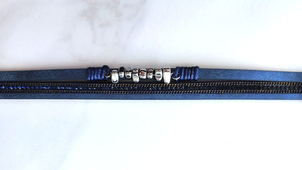 Pulsera Envolvente Multi-Tira Azul Marino con Detalles Metálicos.