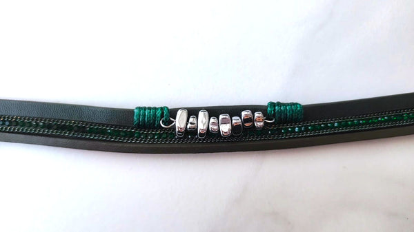 Pulsera de Cuero Verde Oscuro (Doble Capa) con Cristales y Charms Plateados