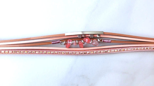 Pulsera Elegante de Tiras Rosas con Acentos de Piedras Naturales y Cierre Magnético
