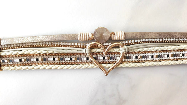 Pulsera de Múltiples Tiras en Tonos Neutros con Gran Corazón Calado y Piedra Druzy