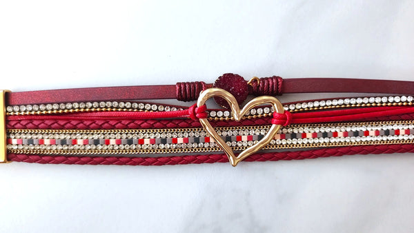 Pulsera Multi-Hilos en Tono Rojo Vino con Corazón Dorado y Cristales de Strass