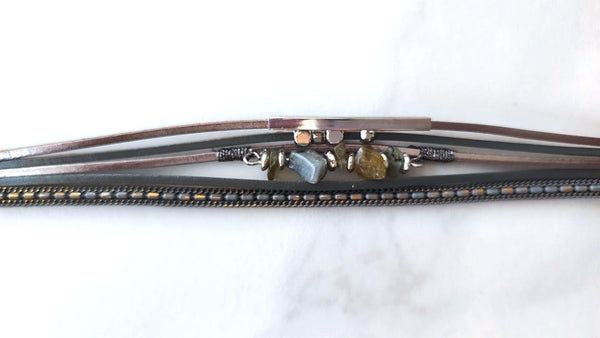 Pulsera Multi-Hilos en Tonos Tierra con Piedras Naturales Irregulares