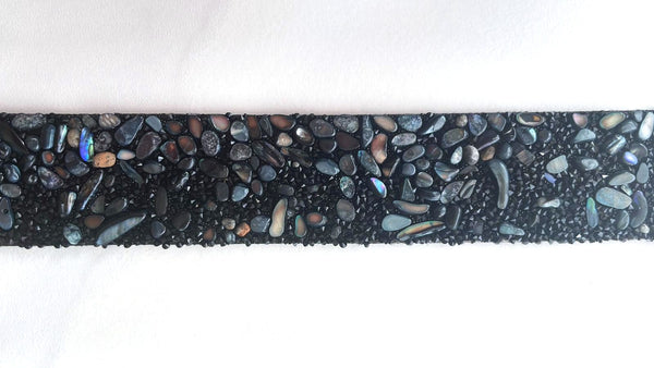 Pulsera Ancha Impactante de Piedras Oscuras y Cristal