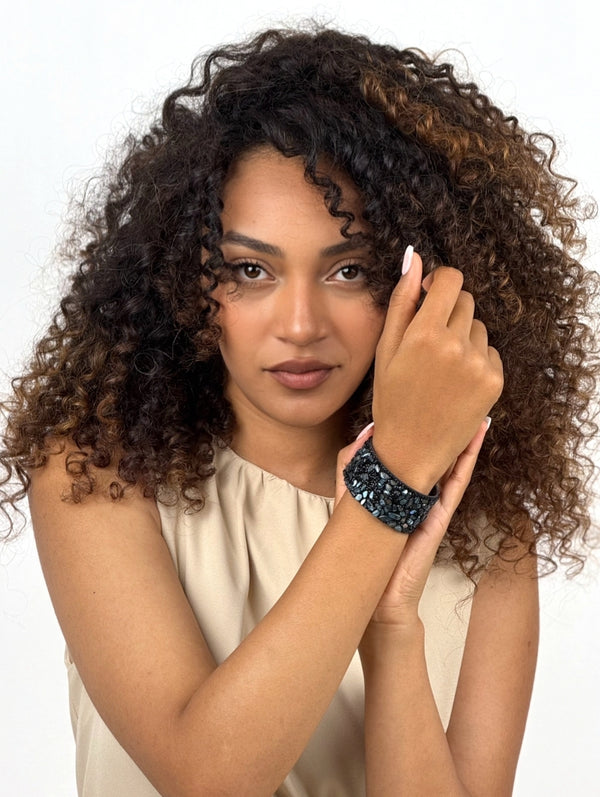 Pulsera Ancha Impactante de Piedras Oscuras y Cristal