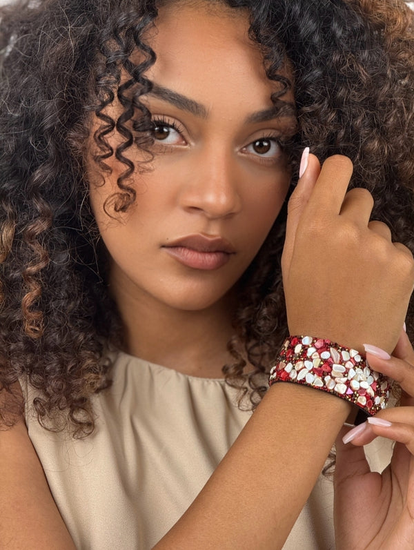 Pulsera Brazalete Ancha de Piedras Rojas y Nácar / Perlas Blancas