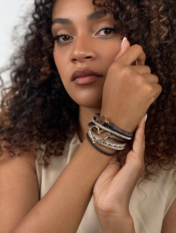 Pulsera de Cuero Multi-Hilos Marrón con Dijes de Corazón y Piedra Natural