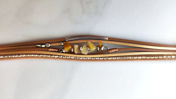 Pulsera Multi-Capa Estilo Bohemio en Tonos Nude con Dijes y Cuentas