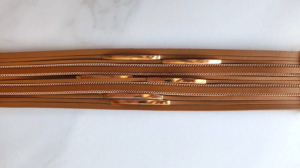 Pulsera Ancha Multi-Hilos en Tono Caramelo con Barras y Cadenas en Oro Rosa