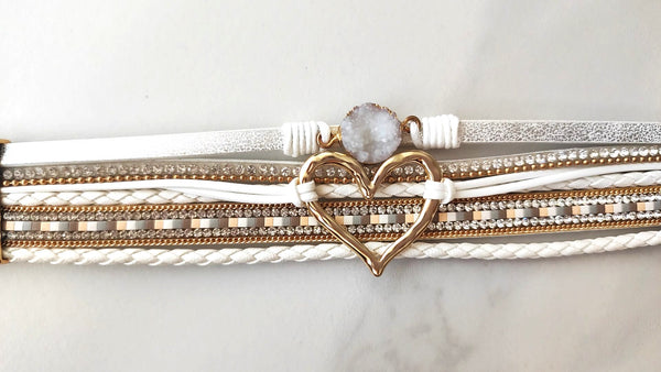 Pulsera Multi-Capa Blanca y Dorada con Corazón Calado y Piedra Druzy